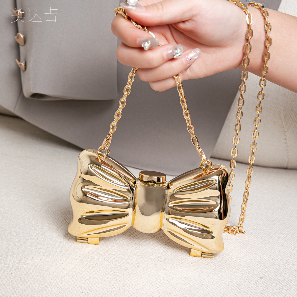 Glossy Gold Metal Bow Shaped M - Luxury Bags Cute recension och pris