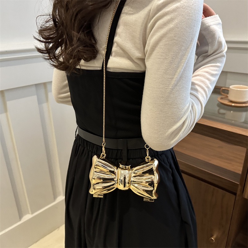 Glossy Gold Metal Bow Shaped M - Luxury Bags Cute recension och pris
