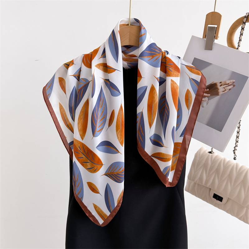 Luxury Brand Print 70cm Square - Luxury Bags Store recension och pris