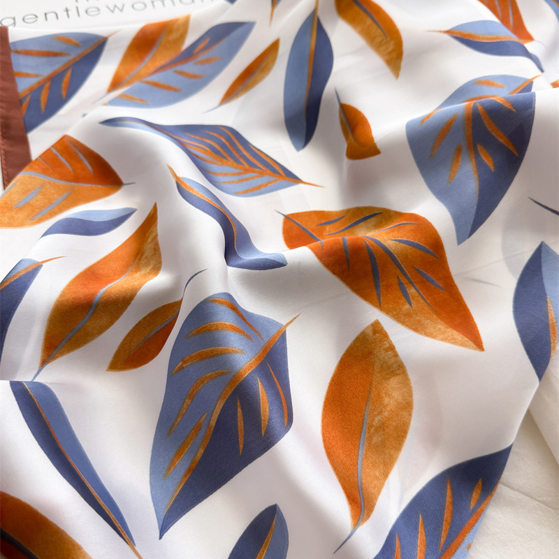Luxury Brand Print 70cm Square - Luxury Bags Store recension och pris
